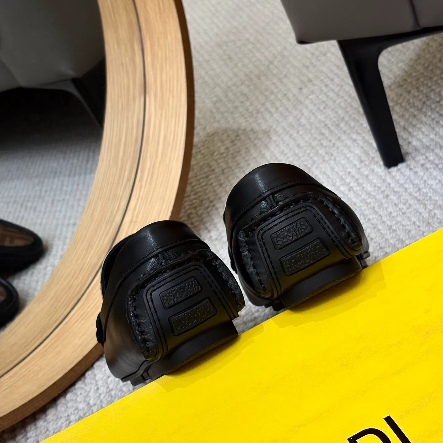 Men's shoes 💰420 [FENDI Fendi] 2⃣️0⃣️2⃣️5️⃣New Milan men's fashion lazy catwalk style ✅ fashionable casual beanie shoes, imported calfskin fabric, super smooth texture, sweat-absorbent and breathable, (sheepskin lining). Metal LOGO on the shoe body, Medusa avatar, irregular avatar, high-end craftsmanship logo✅ French Loft set foot design style 👟Low-key and elegant, great on-foot effect... Men's shoe size: 38-46 (4-12)